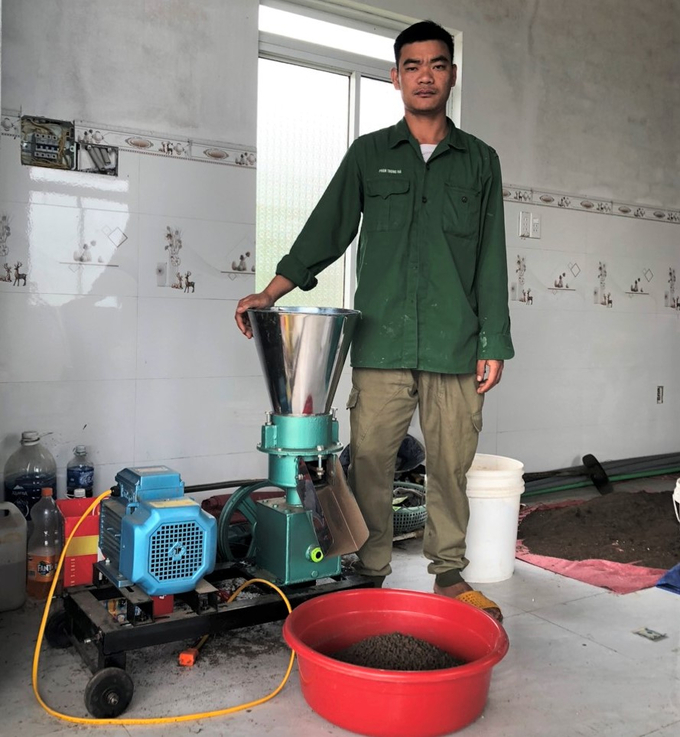 Anh Phan Trọng Hà đang ép viên nén phân trùn quế. Ảnh: Đ.T.
