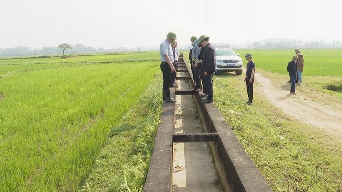 Kênh mương không lấy được nước, trong khi đồng ruộng khô khát. Ảnh: Hữu Song.