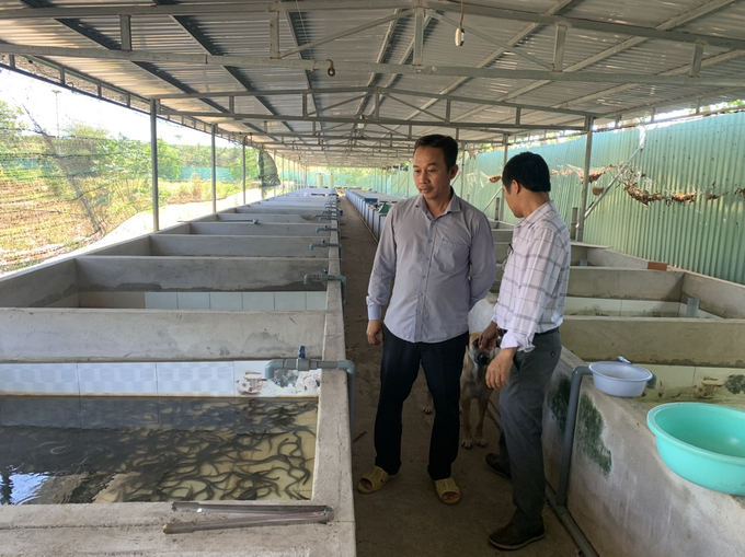 anh Giang (áo xám)Trao đổi kinh nghiệm với khách tham quan