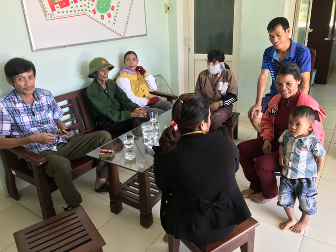 Anh Nguyễn Xuân Cương, Giám đốc Làng trẻ em SOS Quy Nhơn (người mặc áo xanh bìa phải) trong buổi tiếp nhận cháu Cao Anh Khá. Ảnh: V.Đ.T.