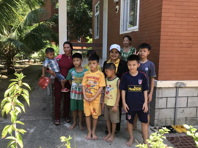 Mẹ Trần Thị Cúc (đứng sau bìa phải) cùng gia đình nhà Hoa Lay Ơn đón nhận cháu Cao Anh Khá. Ảnh: V.Đ.T.