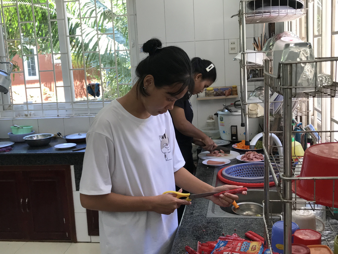 Các chị trong ngôi nhà Hoa Lay Ơn “mở tiệc” đón cháu Cao Anh Khá. Ảnh: V.Đ.T.