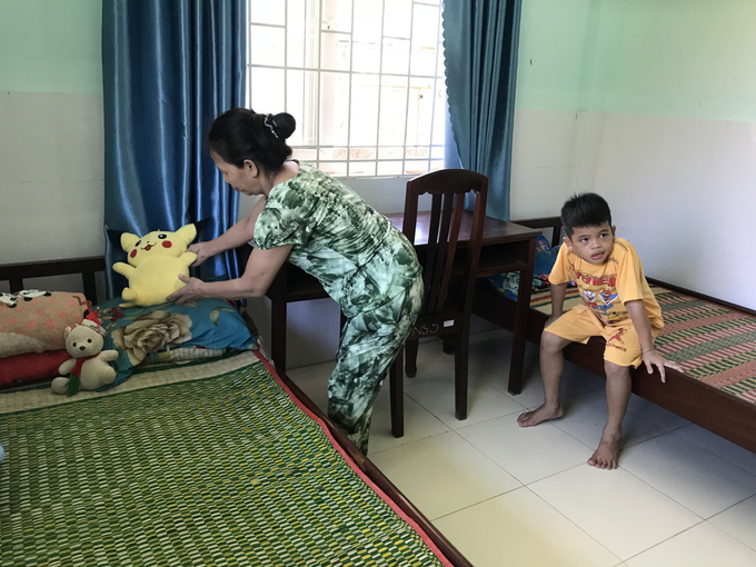 Mẹ Trần Thị Cúc dọn chỗ ngủ cho các con trong ngôi nhà Hoa Lay Ơn. Ảnh: V.Đ.T.