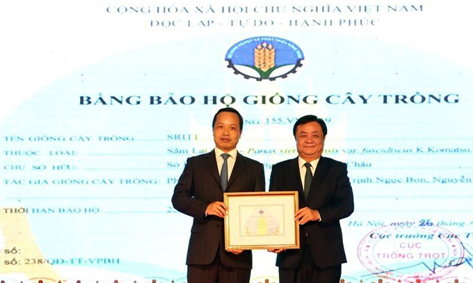 ong-chi-Le-Minh-Hoan---Bo.-trng-Bo.-Nong-nghie.p-va-Phat-trien-nong-thon-trao-Bng-Bo-ho.-giong-cay-trong-Sam-Lai-Chau-cho-tnh-Lai-Chau