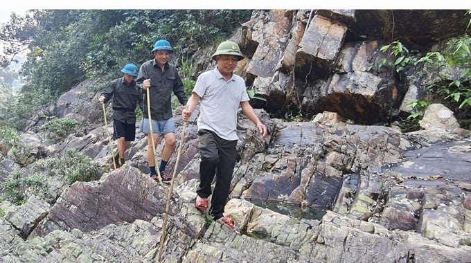 Ông Nguyễn Xuân Quế, Hạt trưởng Hạt Kiểm lâm huyện Quảng Ninh (đi đầu) trong chuyến kiểm tra rừng Trường Sơn. Ảnh: T.P