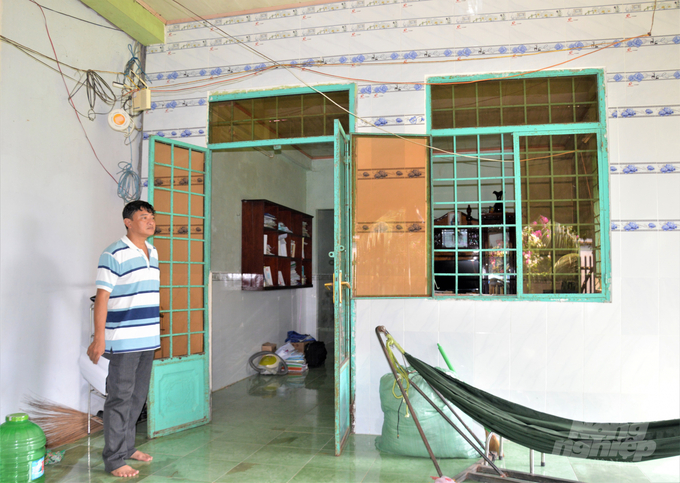 Anh Lê Xuân Lộc bên căn nhà sắp bị cưỡng chế, trong khi không được hỗ trợ tái định cư, tiền bồi thường lại quá thấp không đủ mua lại nền nhà nên không biết sẽ phải đi đâu, về đâu. Ảnh: Trung Chánh.