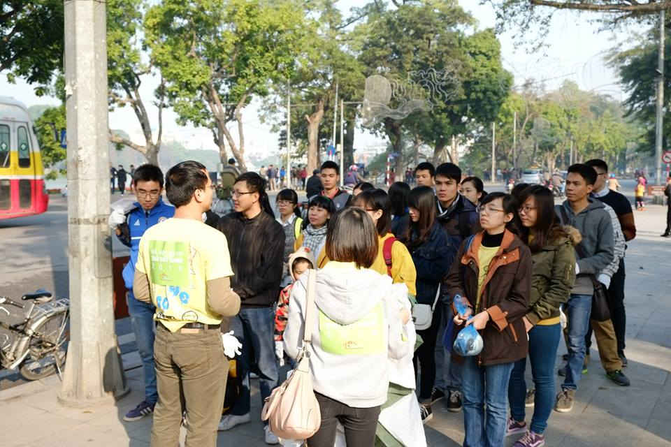 Từ 9h các thành viên đã tập hợp để tham gia chia nhóm trong hoạt động nhặt rác quanh Hồ Gươm