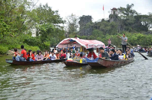 Chùa Hương thu hút hàng chục vạn du khách trong mùa lễ hội