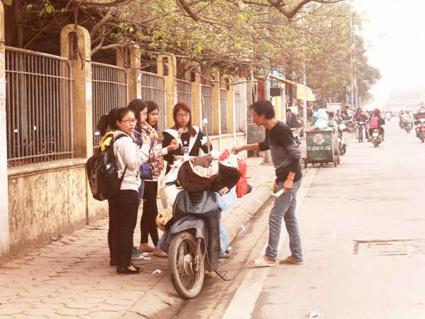 Vẫn trong quận Thanh Xuân, đường Nguyễn Trãi cũng là tuyến phố tập trung nhiều người trẻ bán hàng rong trên lòng đường và cả những cụ già sửa xe trên vỉa hè