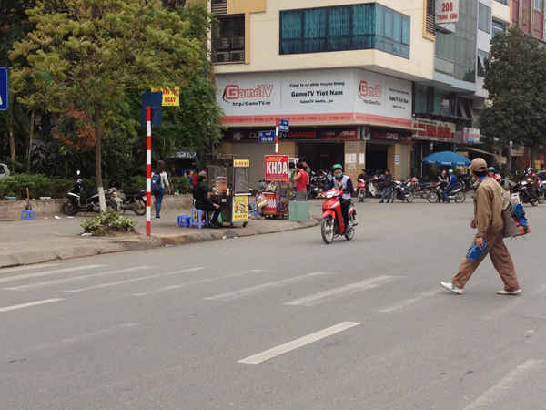 Trung Kính, Cầu Giấy cũng là khu phố có vô số trường hợp bán hàng rong