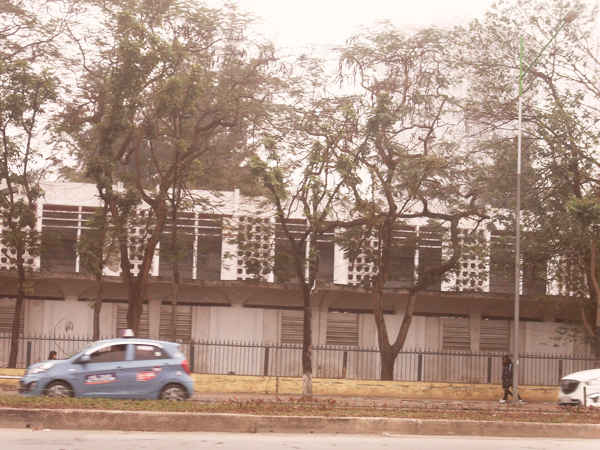 Nhiều người mong muốn hàng cây trên vỉa hè phía bên kia đường đối diện với trường Đại học bách khoa cũng được trồng ở phía bên này đường Nguyễn Trãi