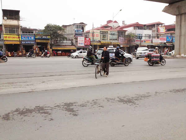 … ngay cả việc dắt xe đạp qua đường vào giờ cao điểm cũng không còn là chuyện khó khăn như trước nữa