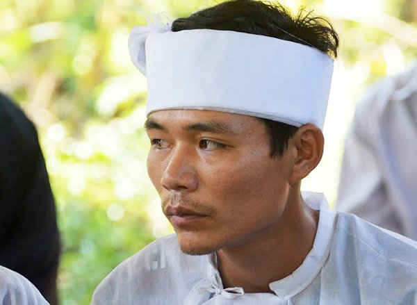 Anh Nguyễn Xuân Thế, chồng sản phụ không thể nào giấu được những giọt nước mắt