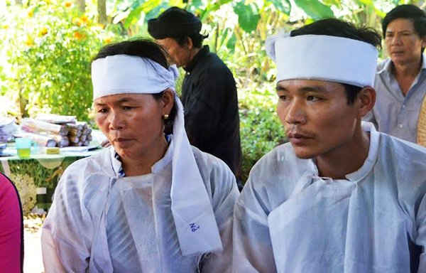 Bà Lê Thị Nở (mẹ chồng) và chồng sản phụ
