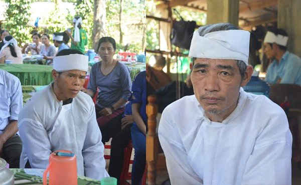 Ông Nguyễn Lương Tường, cha ruột sản phụ (ngồi bên trái) và ông Nguyễn Văn Thí (bố chồng) cho rằng Bệnh viện có trách nhiệm trong cái chết của sản phụ Hà