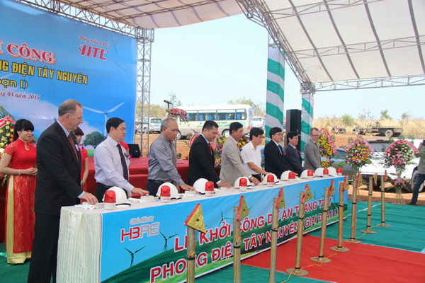 Các vị lãnh đạo nhấn nút khởi công xây dựng dự án 