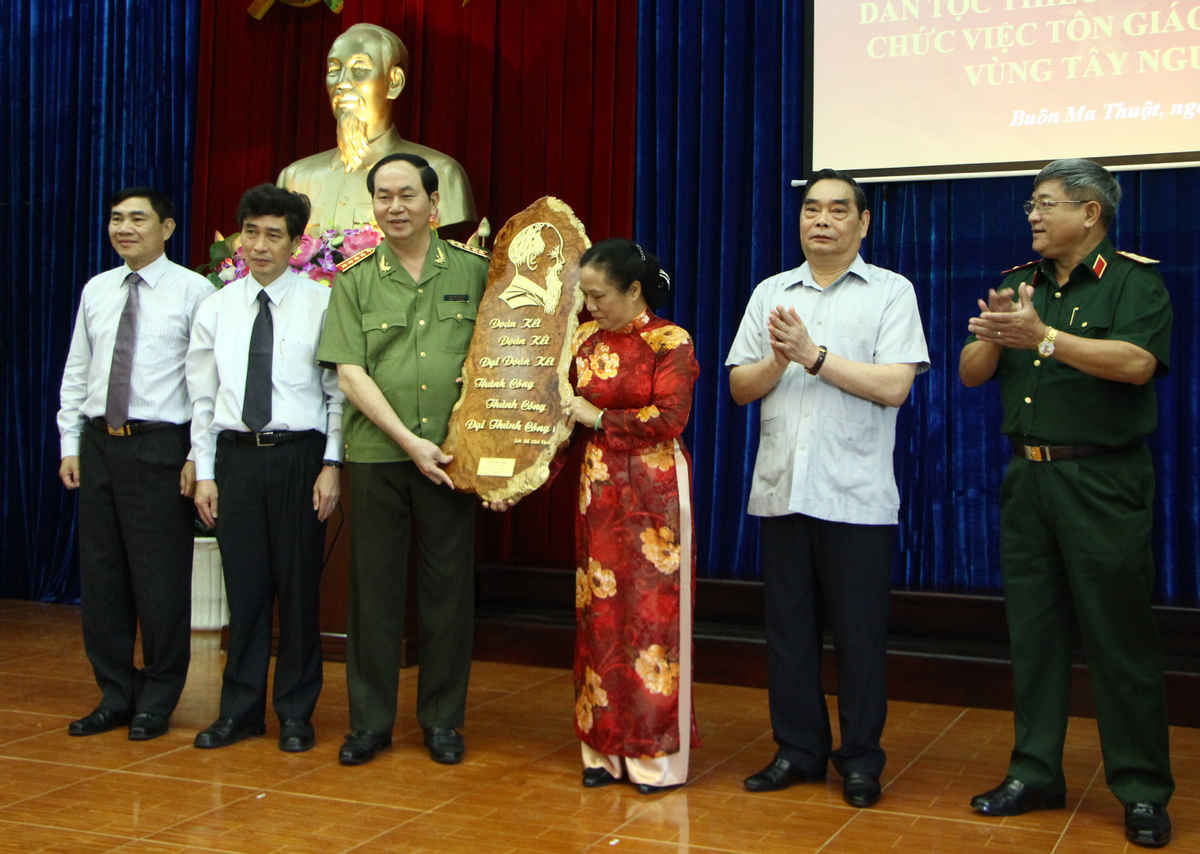 Ông Lê Hồng Anh, Ủy viên Bộ Chính trị, Thường trực Ban Bí thư Trung ương Đảng (thứ hai bên phải) trao quà lưu niệm cho Lãnh đạo Ban Chỉ đạo Tây Nguyên 