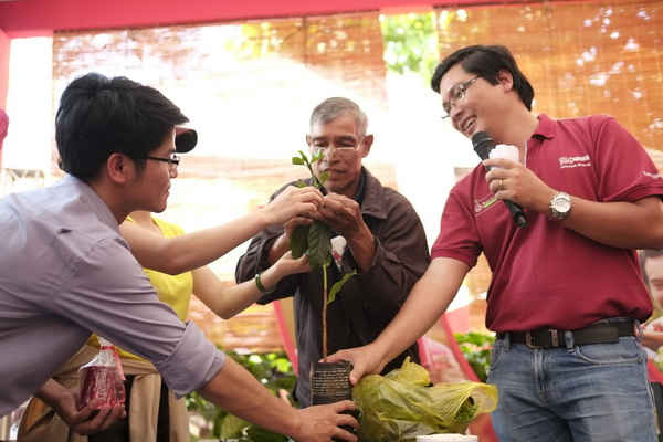 Chuyên gia hướng dẫn nông dân kỹ thuật trồng cà phê 