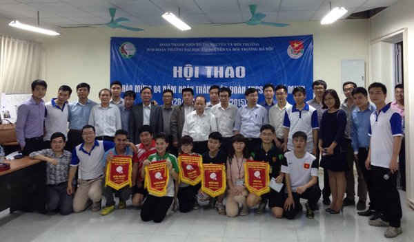 Ban Giám hiệu Nhà trường chụp ảnh với đại diện sinh viên tiêu biểu