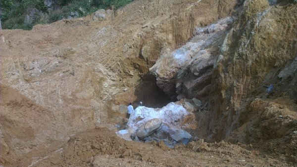 Đồi Bua Troong tan hoang vì “quặng tặc”