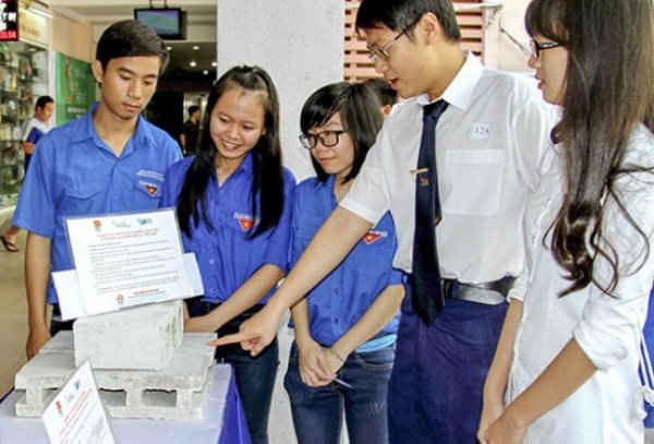 Nguyễn Hoàng Sang (thứ 2 từ phải sang) giới thiệu mô hình mẫu cho mọi người.