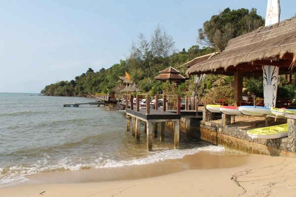 Khu du lịch Chez Carole ở ấp 4 Cửa Cạn xây sát mép biển