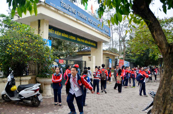 Khoảng 11h30 tổ công tác CSGT đội 6 lập chốt xử lý vi phạm không đội mũ bảo hiểm cho trẻ em khi ngồi trên xe máy gần cổng trưởng Trung học cơ sở Dịch Vọng.