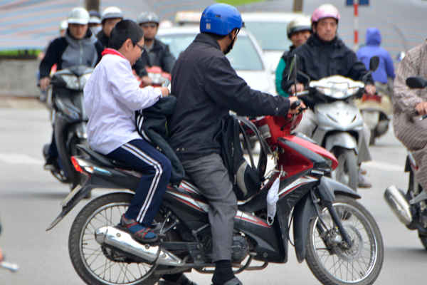 Nhiều phụ huynh lựa chọn giải pháp quay đầu và chọn tuyến đường khác.