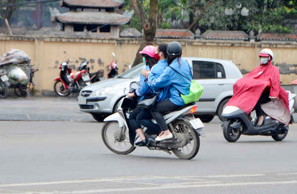 Các e học sinh không chỉ không đội mũ bảo hiểm mà còn kẹp 3 khi tham gia giao thông bằng xe máy, khi gặp chốt đã bỏ chạy rất nguy hiểm cho người tham gia giao thông.