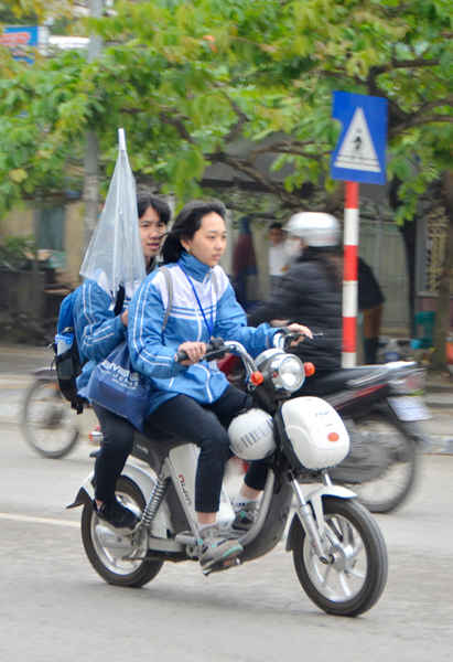 Khi gặp chốt CSGT các em học sinh cố tình né tránh rất nguy hiểm.