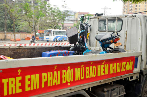 Trường hợp vi phạm khi ngồi trên xe máy điện, dưới 16 tuổi sẽ bị xử phạt và tạm giữ phương tiện trong vòng 7 ngày .