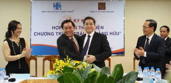 PGS.TS Bác sỹ Nguyễn Hoàng Bắc (thứ hai từ bên phải) trong Lễ ký kết thực hiện Chương trình 