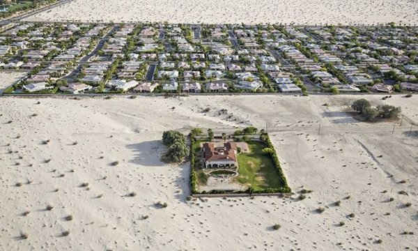 Một bãi cỏ màu xanh ở vùng ngoại ô Rancho Mirage của miền nam California hoàn toàn trái ngược với những vùng hạn hán bao quanh. Ảnh: Damon Winter / New York Times