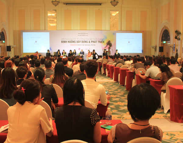 Hội thảo nhận được sự tham gia đông đảo những người hoạt động trong lĩnh vực thời trang tại Việt Nam.
