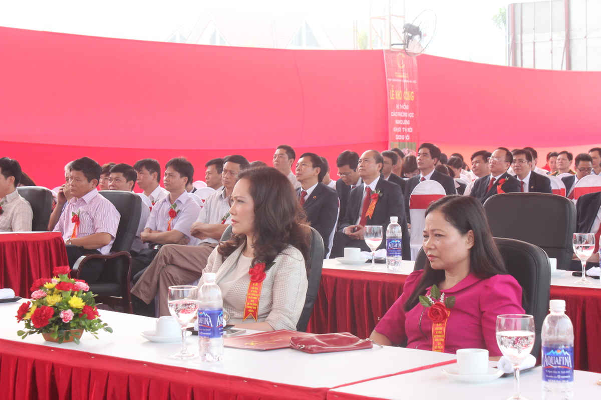 Đại diện Tạp đoàn Nam Cường và quan khách tới dự