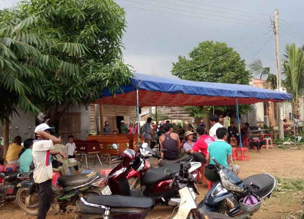 Gia đình tổ chức tang lễ cho các nạn nhân