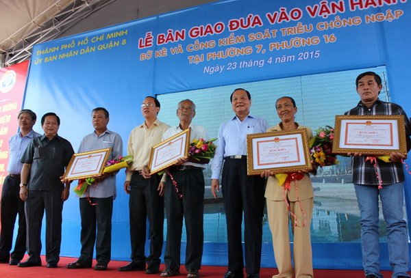 Lãnh đạo TP.HCM trao Bằng khen cho các hộ dân đã bàn giao mặt bằng sớm cho dự án 