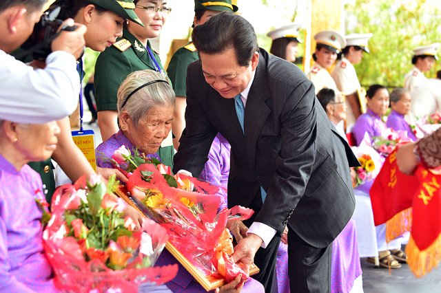 Thủ tướng trao danh hiệu cho các bà mẹ Việt Nam anh hùng