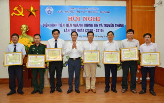 Nhiều cá nhân được nhận bằng khen