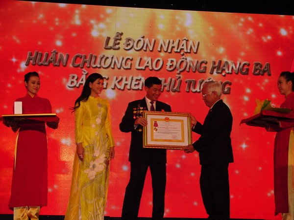 Thừa ủy quyền của Chủ tịch nước, Chủ tịch UBND TPHCM Lê Hoàng Quân (phải) trao Huân chương Lao động hạng Ba cho Tập đoàn IPP