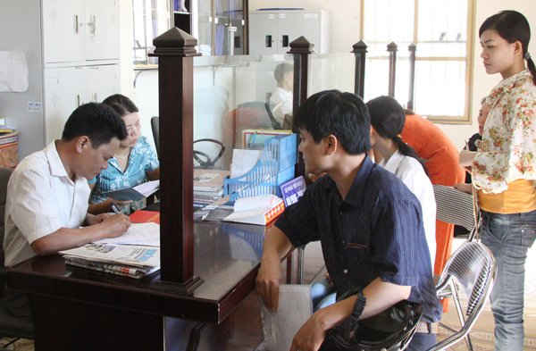 Người dân làm thủ tục cấp sổ đỏ. Ảnh minh họa