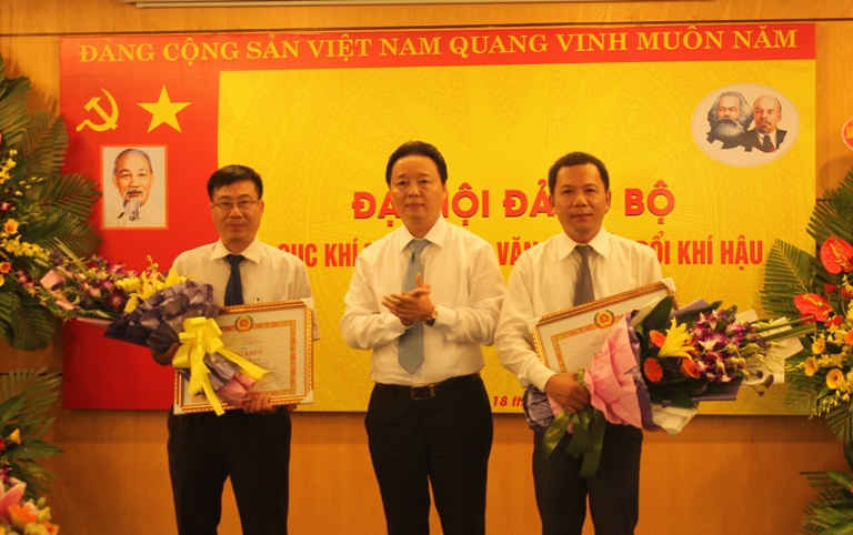 Thứ trưởng Trần Hồng Hà trao bằng khen của Đảng bộ Khối các cơ quan Trung ương cho 2 đảng viên thuộc Cục Khí tượng Thủy văn và Biến đổi khí hậu