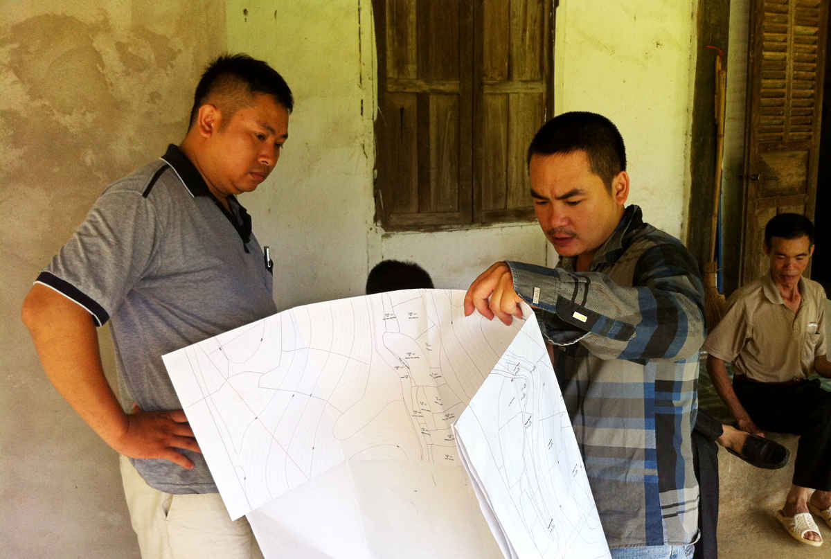 Cán bộ Ban đền bù giải phóng mặt bằng thành phố Bắc Kạn thực hiện công tác thống kê đất ở và đất lâm nghiệp phục vụ giải phóng mặt bằng xây dựng khu tái định cư Khuổi Kén