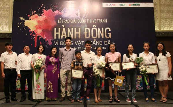 Các thí sinh đoạt giải tại cuộc thi vẽ tranh Hành động vì động vật hoang dã 2015