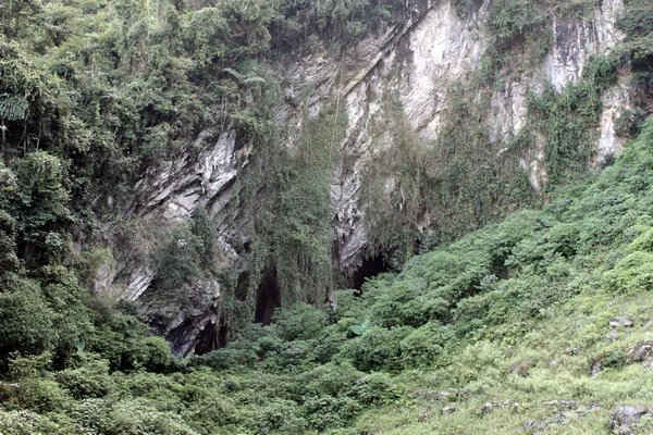 Hang Khố Mỷ, Quản Bạ. 