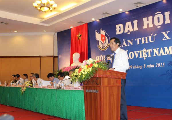 Nhà báo Thuần Hữu, Ủy viên Trung ương Đảng - Chủ tịch Hội Nhà báo Việt Nam phát biểu khai mạc Đại hội lần thứ X - Hội Nhà báo Việt Nam nhiệm kỳ 2015 - 2020