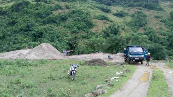 Bãi cát tặc của người tên là Dũng ở bản Vàng Pó thị trấn Phong Thổ huyện Phong Thổ tỉnh Lai Châu hoạt động giữa ban ngày như chỗ không người