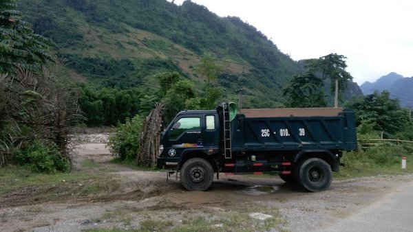 Xe đang chờ để vào chở cát ở bãi hoạt động không phép