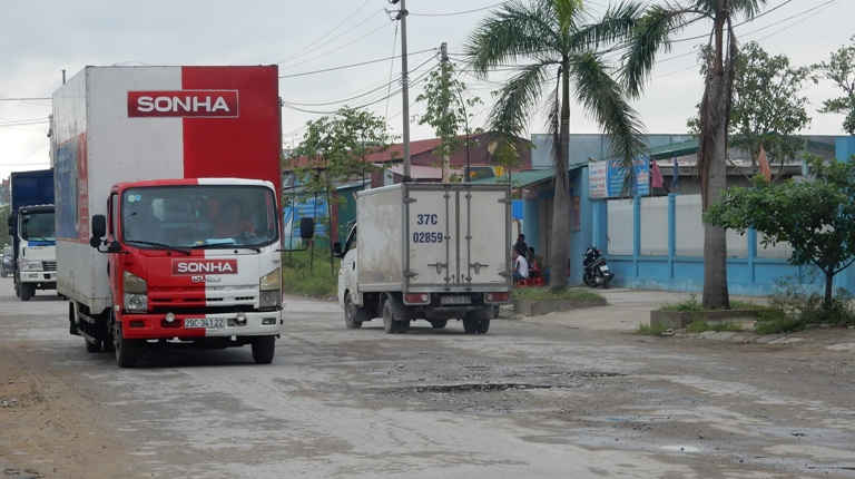 Lưu lượng phương tiện tham gia giao thông đông, kèm theo đường xuống cấp tiềm ẩn nguy cơ tai nạn cao