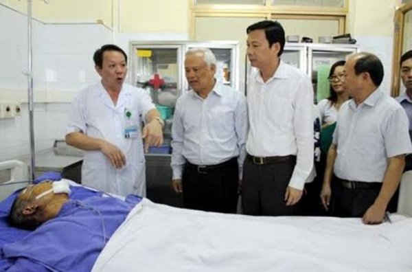Đồng chí Uông Chu Lưu, Phó Chủ tịch Quốc hội; đồng chí Nguyễn Văn Đọc, Bí thư Tỉnh ủy, Chủ tịch HĐND tỉnh thăm hỏi nạn nhân